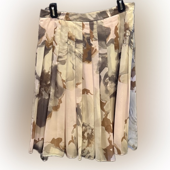 Theory - Elegant Women's Pleated Silk Skirt - Cream and Brown Floral Print - Picture 2 of 8